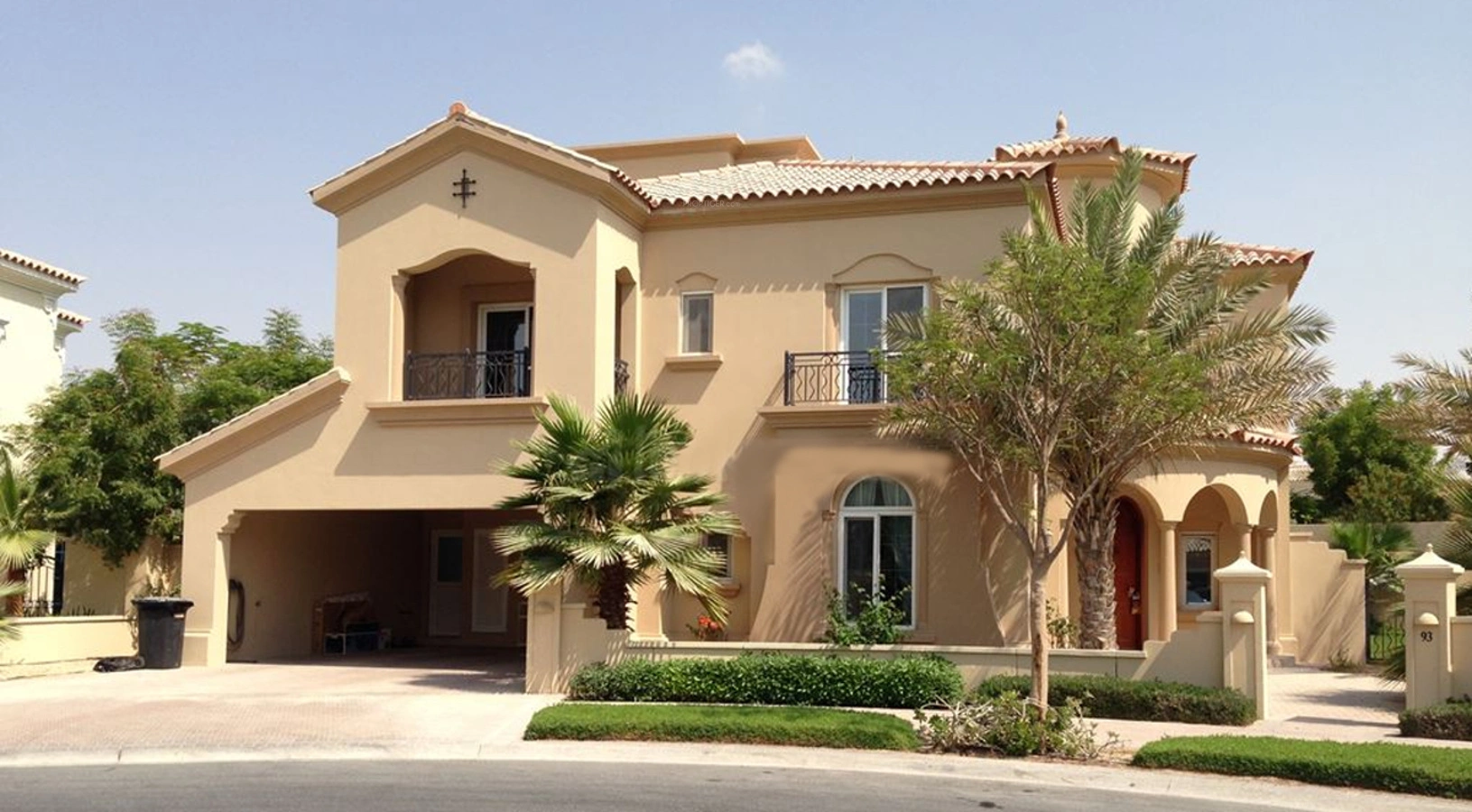 Buyer viewing a ready apartment in Dubai with a title deed in 2026